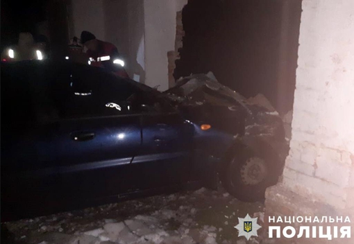 У Полтавській області автомобіль врізався спочатку в паркан, а потім в будівлю