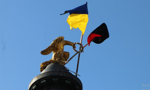 У Полтаві на Монументі слави оновили прапори
