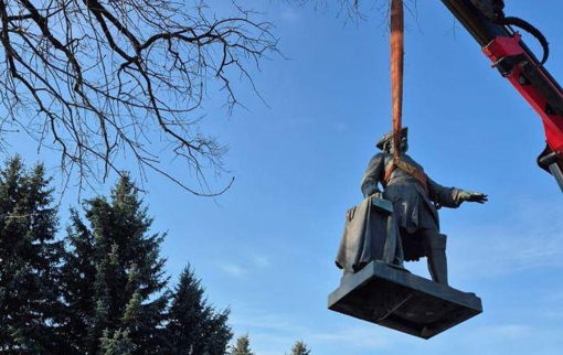 У Полтаві демонтували пам’ятник Петру І. ФОТО