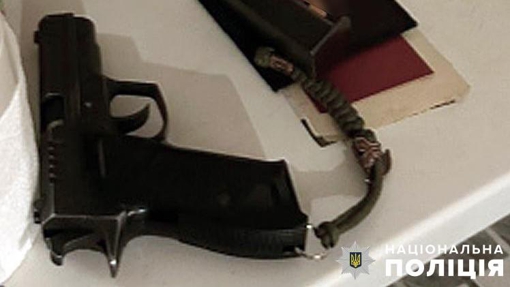 У Полтаві чоловік стріляв у заднє скло автомобіля: ВІДЕО