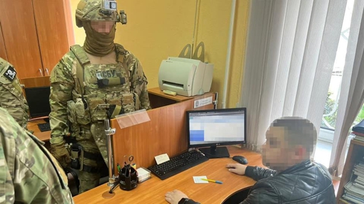 У Кременчуці затримали податківця, який за гроші допомагав чоловікам уникнути мобілізації