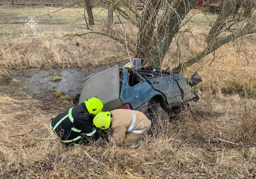 На Полтавщині рятувальники деблокували двох людей з понівеченого після аварії легковика