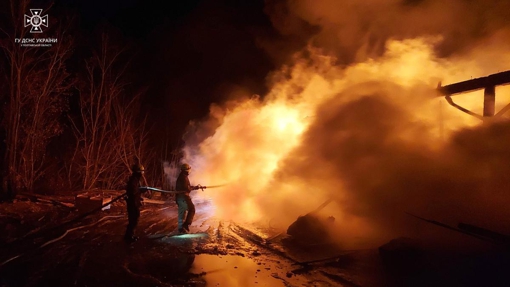 На Полтавщині повністю згорів гараж з двома автомобілями: деталі