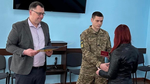 Родинам трьох полеглих захисників з Полтавщини передали їх нагороди