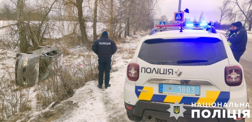 У Полтавській області під час руху автомобіль з’їхав у кювет та перевернувся