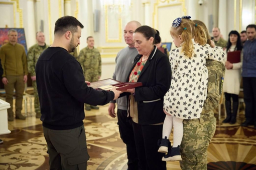 Володимир Зеленський передав орден "Золота Зірка" родині полеглого воїна з Полтавщини