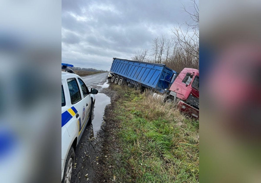 У Полтавській області вантажівка злетіла в кювет