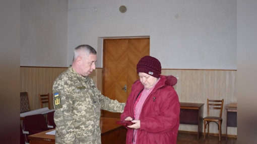 Матері полеглого воїна з Полтавщини Миколи Волинця передали його орден