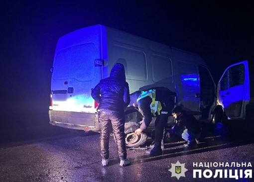 На Полтавщині у мікроавтобуса під час руху розірвало колесо