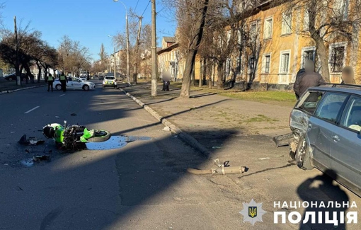 У Кременчуці зіткнулися легковик та мотоциклом: 18-річний хлопець поранений