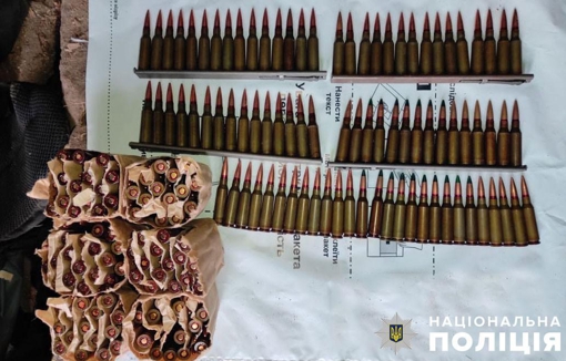 У жителя Полтавщини вилучили наркотики, холодну зброю та боєприпаси