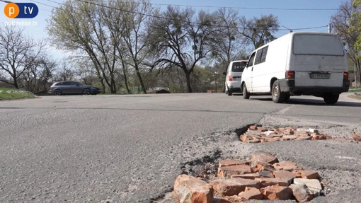 На вулиці Підмонастирській ремонт асфальтного покриття протримався кілька місяців