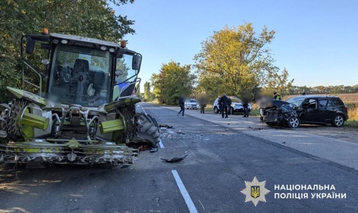 На Полтавщині зіткнулися комбайн та легковик: є поранений