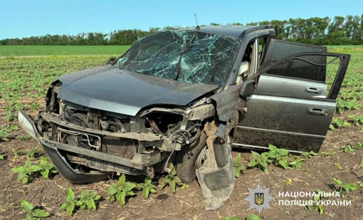 На Полтавщині легковик вилетів з дороги та перекинувся: двоє людей поранені