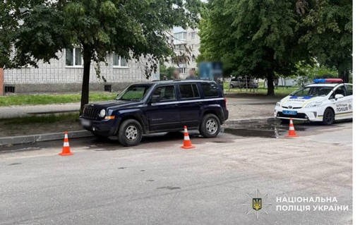У Кременчуці позашляховик заднім ходом збив пенсіонерку