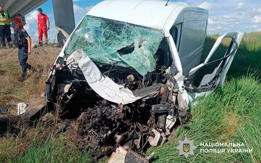 У Полтавській області водійка мікроавтобуса вилетіла з дороги та врізалася у мостову опору
