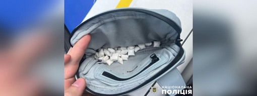 На Полтавщині затримали чоловіка, який мав при собі понад 30 згортків з наркотиками