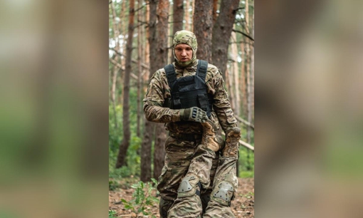 Доброволець "Рудий" із початку широкомасштабного вторгнення рф власноруч виготовив близько 400 бронежилетів