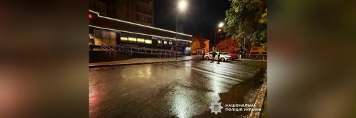 У Кременчуці водій невстановленого автомобіля заднім ходом збив пенсіонерку