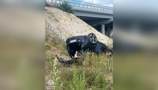 На Полтавщині легковик врізався у відбійник й перекинувся у кювет