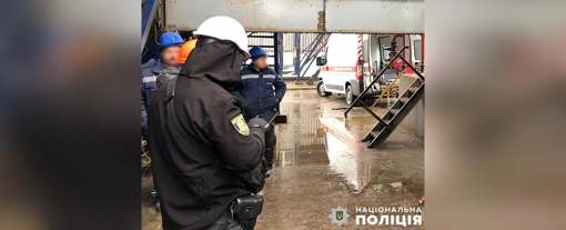 У Полтавській області на підприємстві під час чищення сушарки чоловік впав та поранився