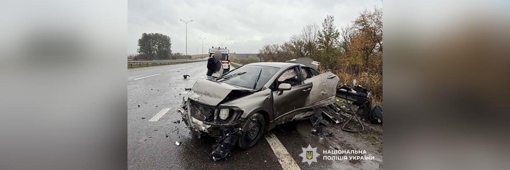 На трасі Київ – Харків автомобіль врізався у відбійник: двоє людей поранені