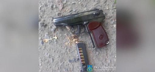 Обвинувачують 27-річного полтавця у збуті зброї, крадіжці та шахрайстві