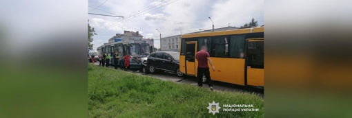 У Полтаві зіткнулися тролейбус, маршрутка, позашляховик та легковик: троє осіб поранені