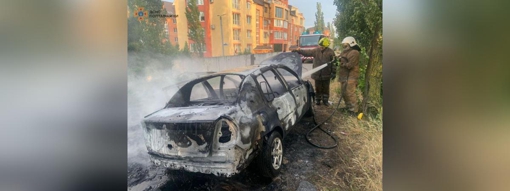 У Кременчуці на вулиці спалахнув легковик, він згорів повністю