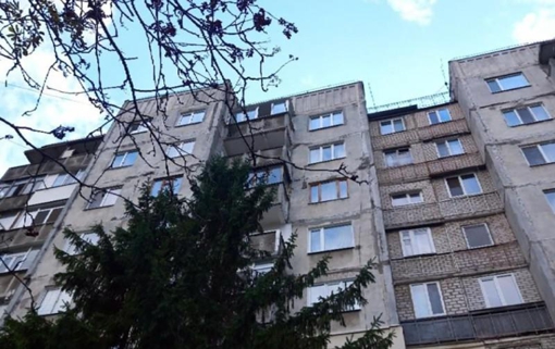 У Кременчуці із даху дев'ятого поверху випав пенсіонер, він загинув