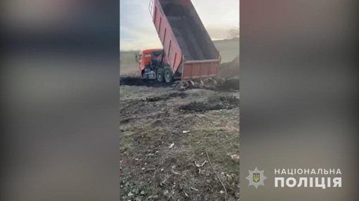 Звозили залишки свійських тварин у яму: поліція розслідує забруднення земель на Полтавщині