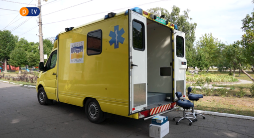 Волонтери з Новоселівської громади та Нідерландів передали черговий реанімобіль та дрони для ЗСУ