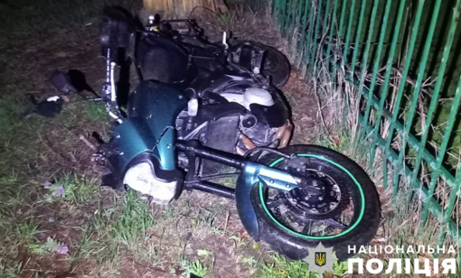 У Полтавській області два юнаки під час руху мотоцикла випали з нього: є загиблий