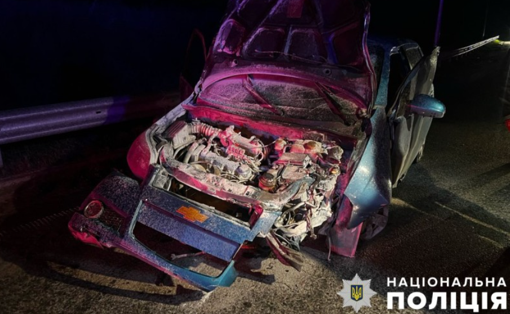 На Полтавщині легковик врізався у відбійник, перекинувся й загорівся: четверо людей поранені