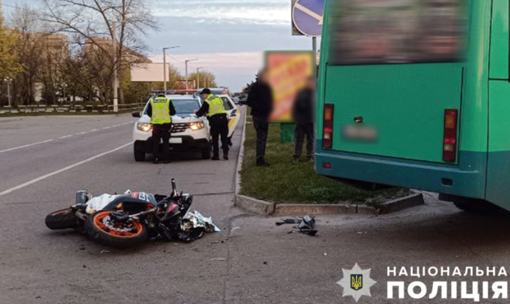 У Горішніх Плавнях зіткнулися мотоцикл та автобус