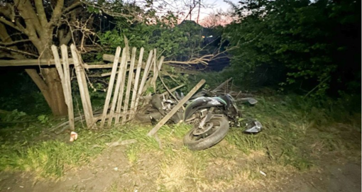 У Полтавській області мотоцикл вилетів з дороги та врізався у паркан: чоловік та дитина поранені
