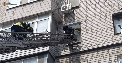 На Полтавщині під час пожежі в будинку евакуювали 12 людей та одну людину врятували