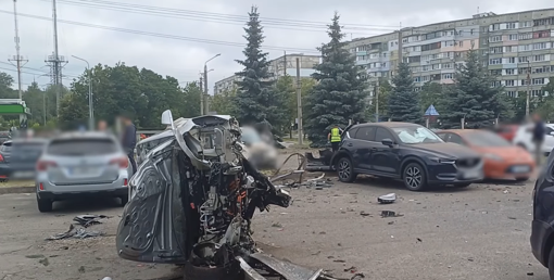 У Полтаві водій "Tesla" врізався у стоянку та пошкодив сім автомобілів: п’ятеро людей поранені
